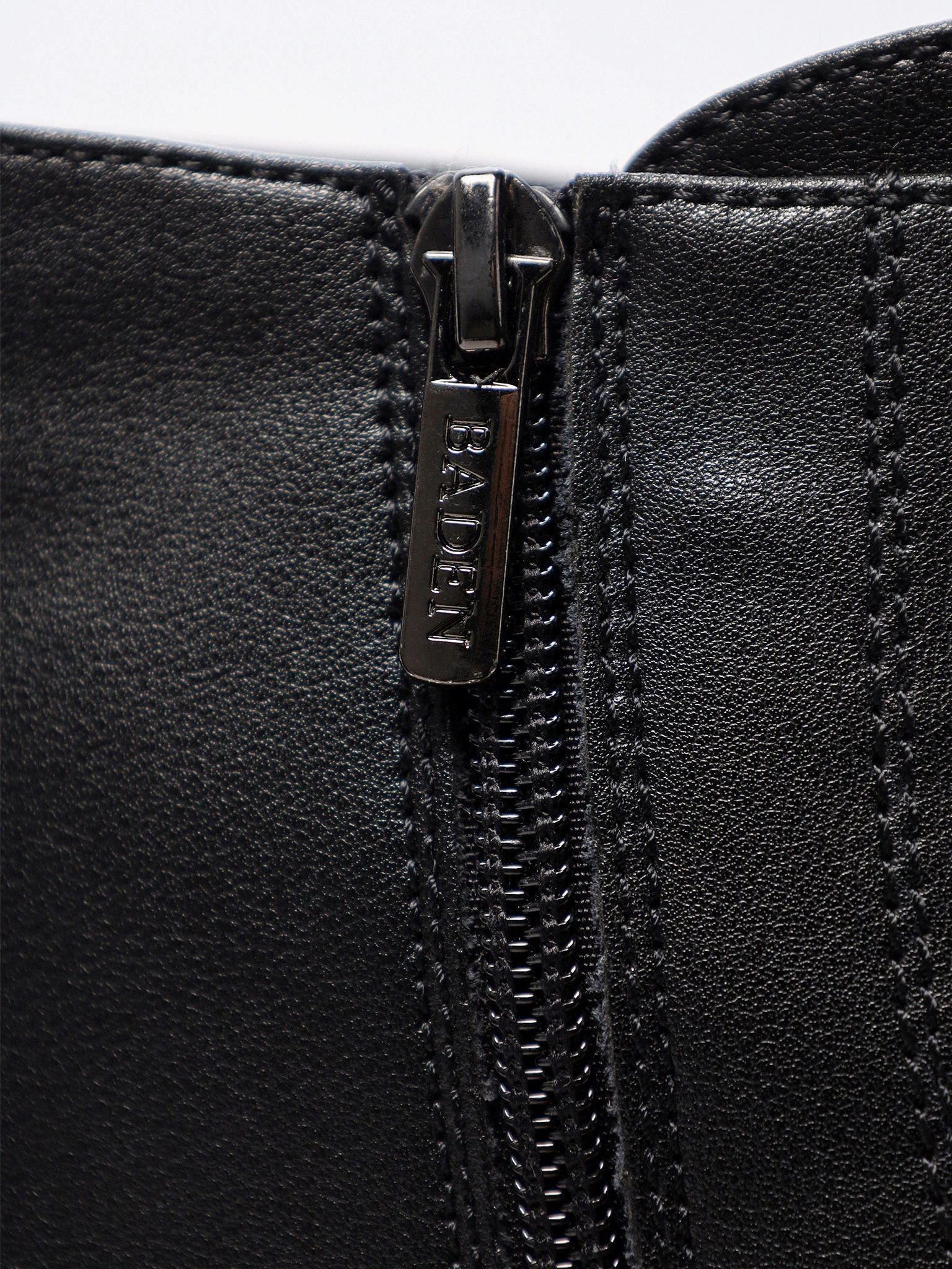 Ботинки черного цвета на среднем каблуке